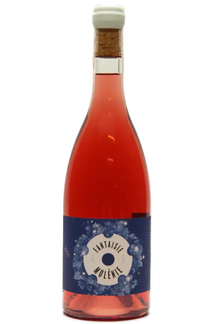 Fantaisie de la Molénie Rosé 2024:  Lækker biodynamisk rosé! Vinen har gæret ved lav temperatur i stentøjsamforaer og terrakotta-kvevri (dem kender vi fra Georgien). Det gør man altså ikke normalt med rosé - så glæd dig!