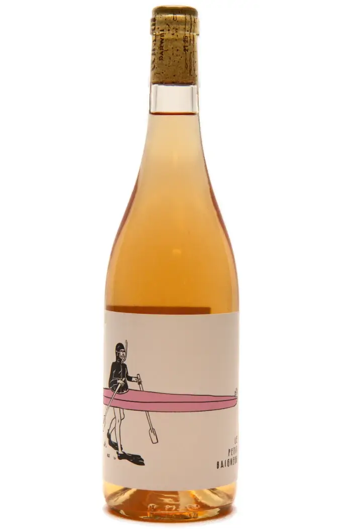 Le Petit Biagneur 2024 - Delikat pet nat rosé! Smagen er frisk med en dejlig syre og noter af honning, jordbær og pære, som afsluttes med et strejf af citrus. Skøn frisk og let pet nat!