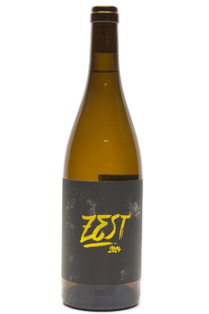 Zest 2024 - Aromatisk og sprød hvidvin med minimal intervention! Zest 2024 giver dig en pludselig eksplosion af aromaer: Saftig mango, blød fersken, friske citrusnoter, som smelter harmonisk på ganen! Lavet på 100% Sauvignon Blanc.