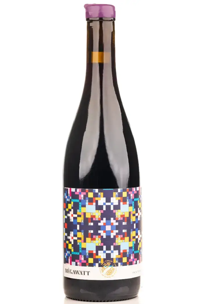 Megawatt 2023 - Frisk og livlig rød naturvin! En fantastisk krativ naturvin blend på tre druer: Pineau d’Aunis, Merlot, og Cabernet Franc!