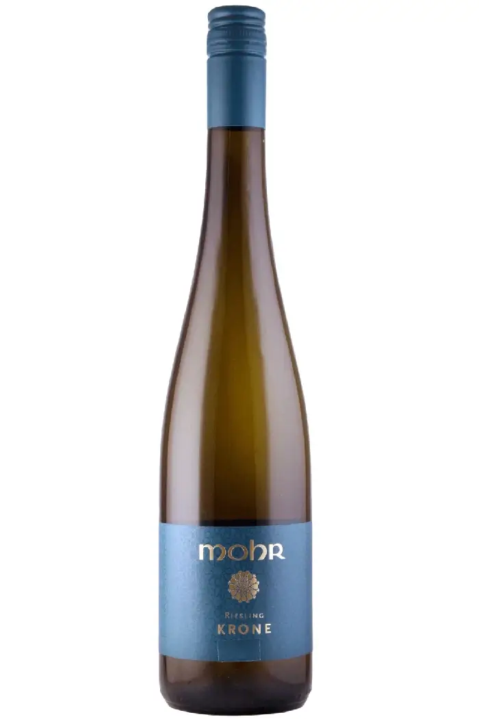 Lorcher Krone Riesling Auslese 2024 - Økologisk Riesling fra Tyskland Auslese er lavet på særligt modne druer, som håndplukkes og sorteres ud fra resten af høsten. Det giver vinen et højere naturligt sukkerindhold, mere fylde og større aromatisk intensitet.
