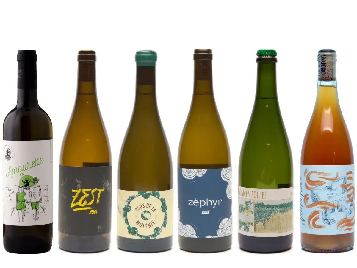 Sauvignon Blanc smagekasse: Høj syre, aromatisk og frisk stil! Prøv 6 flasker fra tre forskellige producenter! Sauvignon Blanc er kendt for sin høje syre, aromatiske profil og friske stil! Den kommer oprindeligt fra Bordeaux i Frankrig - og det er her, at vi finder vores meget spændende udvalg af Sauvignon Blanc vine.   Vi har seks forskellige flasker hvor du virkelig kan opleve, hvad druen kan! Når den er lagret på ståltanke og på egetræsfade! Når den er lavet som hvidvin og som orangevin! Når den er lavet som almindelig vin og som pet nat! Vinene er økologiske og biodynamiske - og med et minimum af sulfitter! - Vi håber, at du har lyst til at prøve dem i vores Sauvignon Blanc smagekasse!