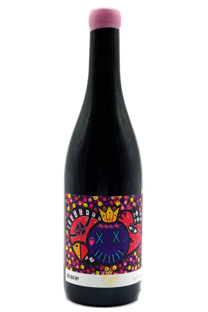 Bebop 2024! Naturvin fra Les Chais du Port du la Lune. En frisk og livlig vin lavet på 60% Carignan, 30% Syrah og 10% Merlot. Carignan giver en let pebret karakter, mens Syrah bidrager med krydrede noter og Merlot tilfører en blød, cremet fylde. Ufiltreret, uden tilsatte sulfitter – kun 1.400 flasker produceret.